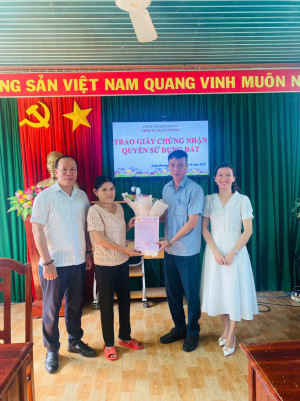 XÃ XUÂN ĐƯỜNG TRAO GIẤY CHỨNG NHẬN QUYỀN SỬ DỤNG ĐẤT CHO TRƯỜNG HỢP ĐẦU TIÊN SAU KHI VẬN HÀNH CHÍNH QUYỀN ĐỊA PHƯƠNG HAI CẤP