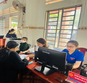 THANH NIÊN TÌNH NGUYỆN XÃ XUÂN ĐƯỜNG HỖ TRỢ NGƯỜI DÂN GIẢI QUYẾT THỦ TỤC HÀNH CHÍNH
