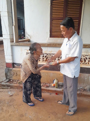 XÃ XUÂN ĐƯỜNG KỊP THỜI TRAO QUÀ CỦA ĐẢNG VÀ NHÀ NƯỚC ĐẾN VỚI...