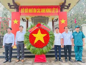 ĐẢNG BỘ XÃ XUÂN ĐƯỜNG TỔ CHỨC LỄ VIẾNG BIA GHI ƠN CÁC ANH HÙNG LIỆT SỸ NHÂN KỶ NIỆM 81 NĂM NGÀY QUÂN ĐỘI NHÂN DÂN VIỆT NAM (22/12/1944-22/12/2025)