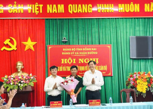 HỘI NGHỊ CÔNG BỐ, BỔ NHIỆM VÀ BÀN GIAO CHỨC TRÁCH, NHIỆM VỤ CHỈ HUY TRƯỞNG BAN CHỈ HUY QUÂN SỰ XÃ XUÂN ĐƯỜNG