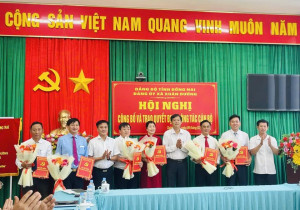 ĐẢNG ỦY XÃ XUÂN ĐƯỜNG TỔ CHỨC HỘI NGHỊ CÔNG BỐ VÀ TRAO QUYẾT ĐỊNH VỀ CÔNG TÁC CÁN BỘ