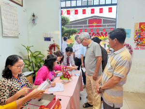 CỬ TRI XÃ XUÂN ĐƯỜNG PHẤN KHỞI THAM GIA BẦU CỬ TẠI CÁC KHU VỰC BỎ PHIẾU TRÊN ĐỊA BÀN XÃ