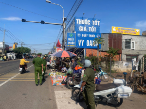 CÔNG AN XÃ XUÂN ĐƯỜNG RA QUÂN LẬP LẠI TRẬT TỰ HÀNH LANG AN TOÀN GIAO THÔNG