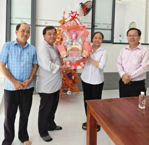 UBND XÃ XUÂN HÒA TẶNG QUÀ LỄ GIÁNG SINH NĂM 2025