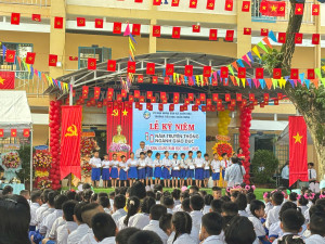 Đ c Tạ Quang Trường về dự lễ khai giảng và trao quà cho các em HS năm học 2025 2026