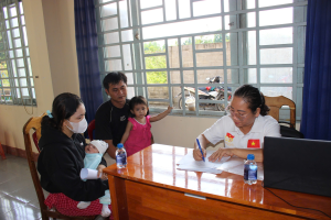 UBND XÃ XUÂN HÒA RA QUÂN HỖ TRỢ NGƯỜI YẾU THẾ THỰC HIỆN THỦ TỤC HỘ TỊCH