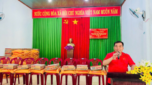 Ấm áp chương trình trao tặng 100 suất quà cho hộ gia đình có...
