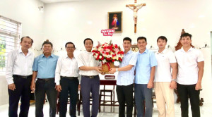 CÔNG AN XÃ XUÂN HÒA THĂM, CHÚC MỪNG CÁC LINH MỤC NHÂN NGÀY THÁNH BỔN MẠNG