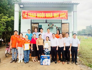 UBND xã Xuân Hoà trao nhà tình thương cho hộ ông Phạm Công Phỉ tại ấp Xuân Hưng