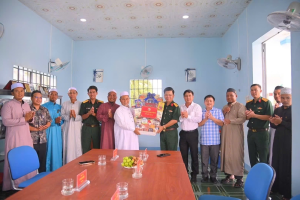 BỘ CHQS THÀNH PHỐ ĐỒNG NAI THĂM, TẶNG QUÀ CỘNG ĐỒNG HỒI GIÁO ISLAM XÃ XUÂN HOÀ