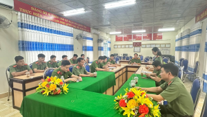 CÔNG AN XÃ XUÂN HÒA   DUY TRÌ NỀN NẾP ĐỌC BÁO SÁNG, NÂNG CAO...