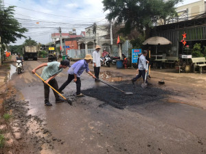 Phường Xuân Lập tổ chức dặm vá, duy tu các tuyến đường