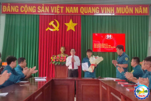 Chi bộ quân sự kết nạp đảng viên mới.