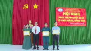 ĐẢNG ỦY PHƯỜNG XUÂN LẬP KHEN THƯỞNG ĐỘT XUẤT TỔ CHỨC ĐẢNG, ĐẢNG VIÊN CÓ THÀNH TÍCH TRONG CÔNG TÁC PHÁT TRIỂN ĐẢNG VIÊN NĂM 2025