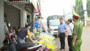 PHƯỜNG XUÂN LẬP RA QUÂN LẬP LẠI TRẬT TỰ ĐÔ THỊ, XỬ LÝ TÌNH TRẠNG BUÔN BÁN LẤN CHIẾM LÒNG LỀ ĐƯỜNG, BẢNG HIỆU QUẢNG CÁO