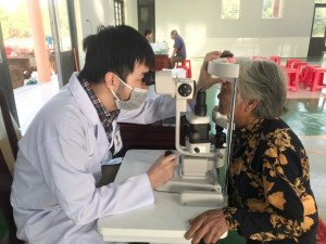 Phường Xuân Lập hỗ trợ miễn phí khám mắt cho người dân