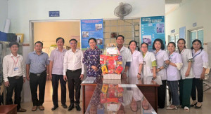 Lãnh đạo Sở y tế thăm, chúc tết trạm y tế phường Xuân Lập