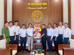 Sáng ngày 02/02/2026. Linh mục Nguyễn Đình Nhật Vy (Giáo xứ Chính Tòa) đến thăm, chúc Tết UBND phường Xuân Lập.