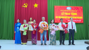PHƯỜNG XUÂN LẬP LỄ TRAO TẶNG HUY HIỆU ĐẢNG ĐỢT 19/5 VÀ ĐỢT...