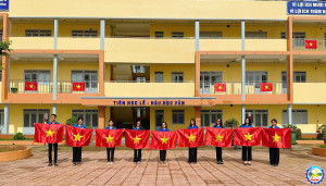 TREO CỜ TỔ QUỐC HƯỞNG ỨNG HÀNH TRÌNH TÔI YÊU TỔ QUỐC TÔI VÀ CHÀO MỪNG NĂM HỌC MỚI