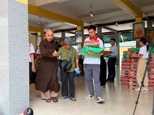 Suối Cát: Trao tặng 200 phần quà cho các hoàn cảnh khó khăn