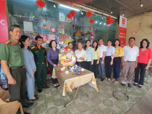 Lãnh đạo tỉnh thăm tặng quà cho gia đình có công tại xã Xuân Lộc