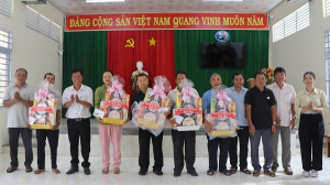 Xuân Lộc tặng quà cho gia đình chính sách nhân kỷ niệm 78 năm Ngày Thương binh - Liệt sĩ