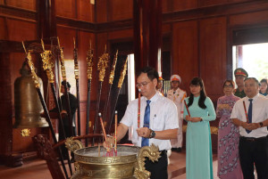 Lãnh đạo xã Xuân Lộc dâng hương, viếng Đền liệt sỹ nhân kỷ niệm 78 năm ngày Thương binh - Liệt sỹ