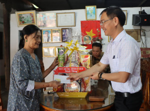 Chủ tịch UBND xã Xuân Lộc thăm tặng quà gia đình chính sách nhân kỷ niệm 78 năm Ngày Thương binh - Liệt sĩ