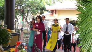 Đồng chí Bí thư Đảng ủy - Chủ tịch HĐND xã viếng Đền thờ liệt sĩ Xuân Trường