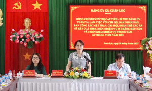 Đồng chí Bí thư Đảng ủy- Chủ tịch HĐND xã Nguyễn Thị Cát Tiên chủ trì làm việc với các ấp về kết quả thực hiện nhiệm vụ trong 8 tháng đầu năm