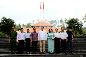 Đồng chí Bí thư Tỉnh ủy viếng Đền thờ liệt sĩ Xuân Lộc