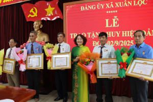 Đảng ủy Xuân Lộc trao 25 Huy hiệu Đảng đợt 02/9 cho đảng...