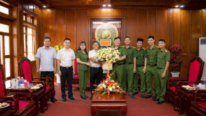Đoàn xã Xuân Lộc thăm, chúc mừng Đoàn cơ sở Trại giam Xuân Lộc và Công an xã nhân kỷ niệm 80 năm Ngày truyền thống CAND