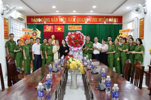 Lãnh đạo xã Xuân Lộc thăm, chúc mừng Công an xã nhân kỷ niệm 80 năm Ngày truyền thống Công an nhân dân Việt Nam