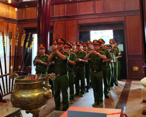Công an xã Xuân Lộc dâng hương, viếng Đền liệt sĩ