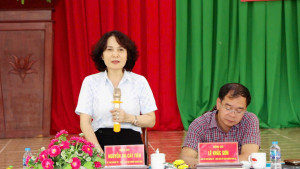 Bí thư Đảng ủy Xuân Lộc Nguyễn Thị Cát Tiên thăm và làm việc với các ấp về kết quả 8 tháng đầu năm