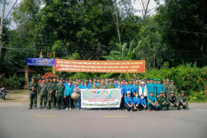 Ủy ban MTTQ Việt Nam xã Xuân Lộc phối hợp ra quân chỉnh trang diện mạo nông thôn chào mừng kỷ niệm 80 năm Cách mạng Tháng Tám và Quốc khánh 2/9