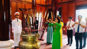 Đồng chí Bí thư Đảng ủy - Chủ tịch HĐND xã viếng Đền thờ...