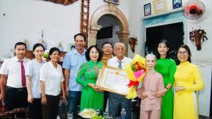 Đồng chí Nguyễn Thị Cát Tiên - Bí thư Đảng ủy, Chủ tịch HĐND xã trao tặng huy hiệu 65, 60 và 55 năm tuổi đảng cho đảng viên