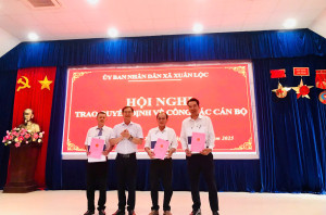 UBND xã Xuân Lộc trao quyết định về công tác cán bộ