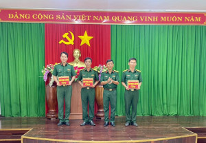 Trao quà của Quân ủy Trung ương cho cán bộ có hoàn cảnh khó khăn của Trung đoàn Đồng Nai