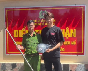 Công an xã Xuân Lộc tiếp nhận 43 vũ khí thô sơ từ 40 lượt người dân