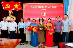 Đảng ủy xã Xuân Lộc trao quyết định công tác cán bộ