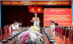 Đồng chí Nguyễn Thị Cát Tiên - Bí thư Đảng ủy, Chủ tịch HĐND xã Xuân Lộc làm việc với UBND xã trên lĩnh vực kinh tế