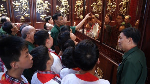 Cựu chiến binh xã Xuân Lộc nói chuyện truyền thống với thế hệ trẻ