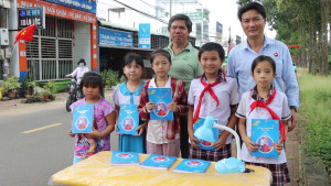 Xuân Lộc tặng bàn, ghế, đèn, sách cho học sinh nghèo