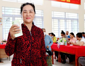 Người dân Xuân Lộc phấn khởi nhận quà Tết Độc lập