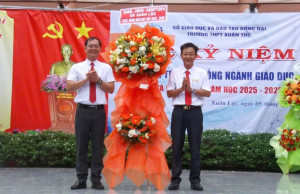 Đồng chí Lê Khắc Sơn, Phó Bí thư Đảng ủy, Chủ tịch UBND xã dự lễ khai giảng tại Trường THPT Xuân Thọ